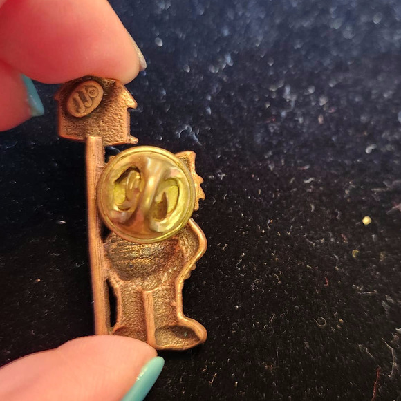 Vintage JJ Jonette Copper Tone Kitty Cat With Birdhouse Lapel Tac Brooch Pin - Picture 3 of 3